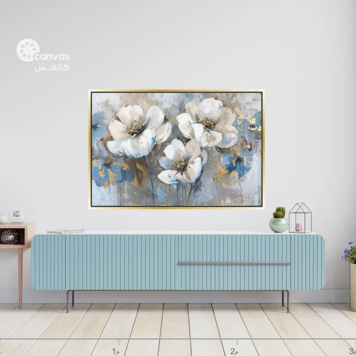 لوحة زهور بيضاء مع تفاصيل زرقاء