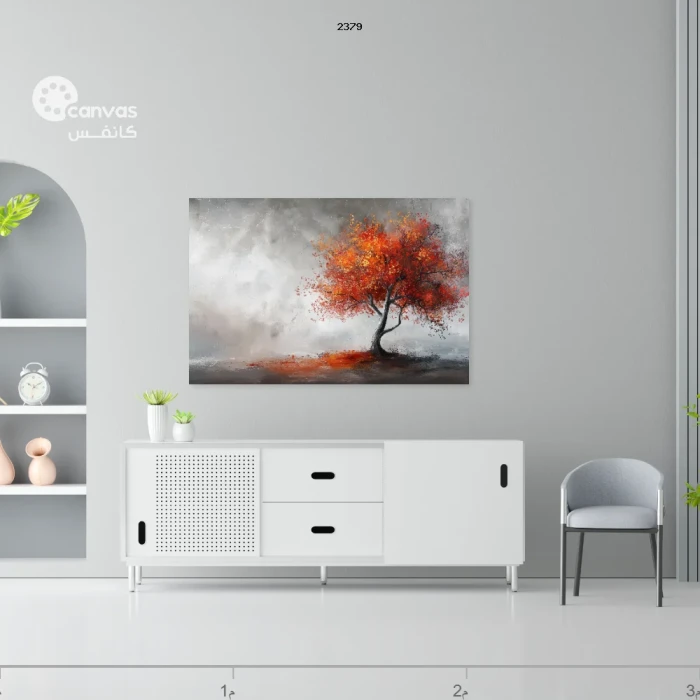 شجرة حمراء في مشهد ضبابي