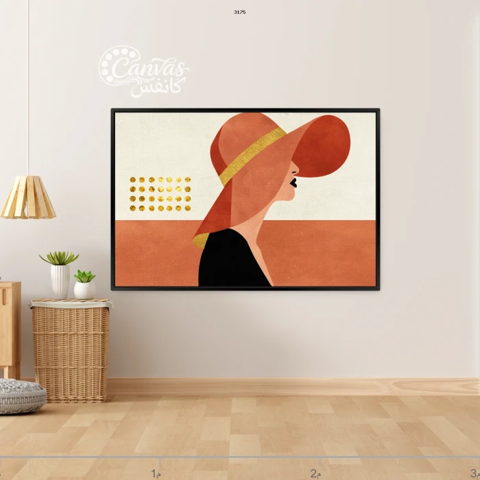 امرأة ترتدي قبعة في منظر معاصر