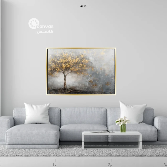 شجرة ذهبية في مشهد ضبابي