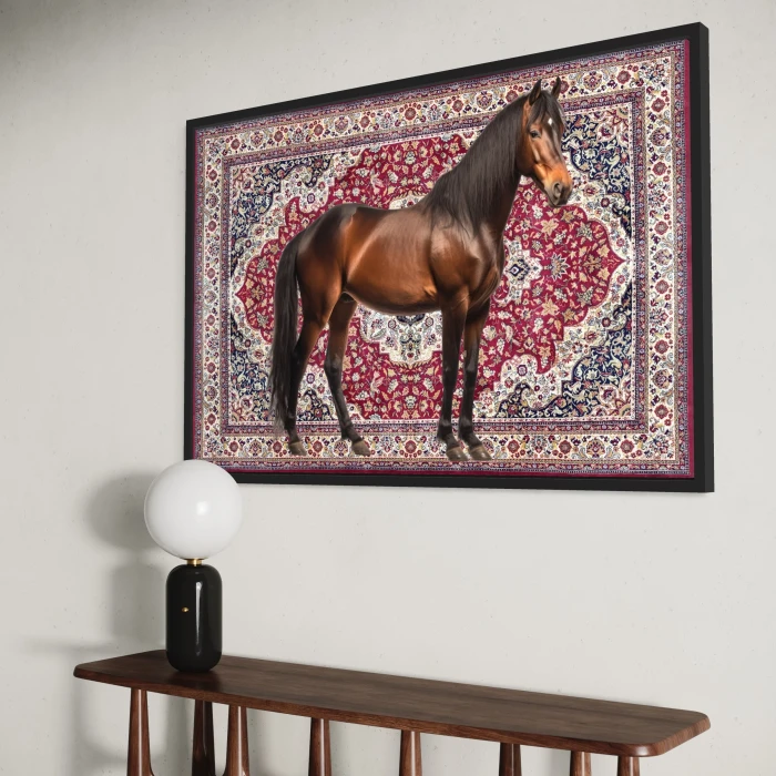 حصان واقف أمام سجادة مزخرفة