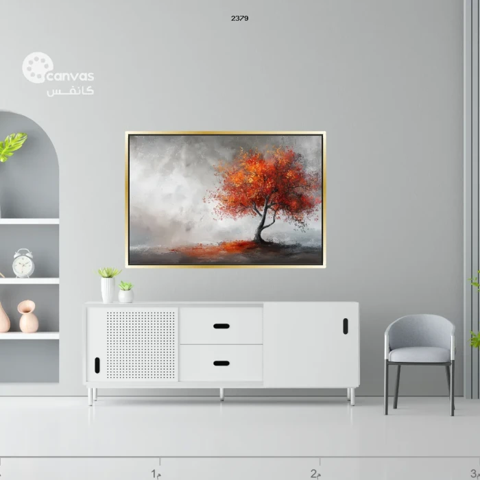 شجرة حمراء في مشهد ضبابي