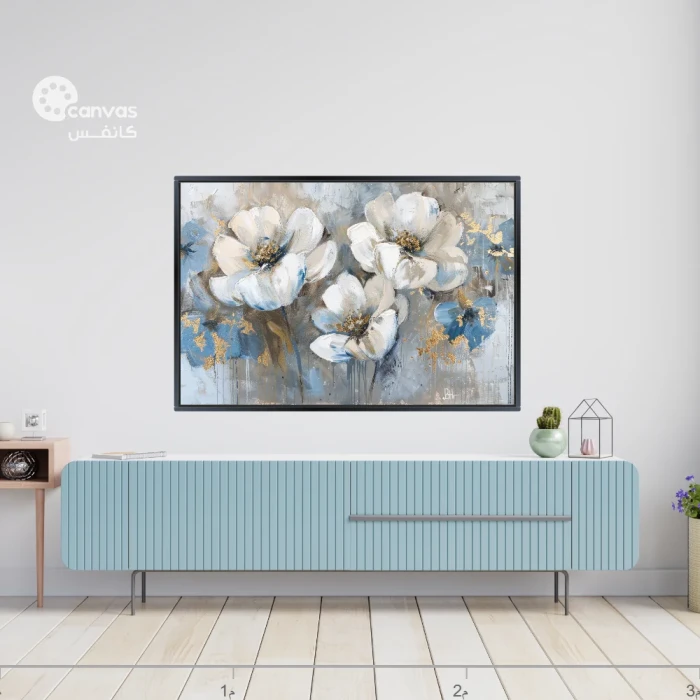 لوحة زهور بيضاء مع تفاصيل زرقاء